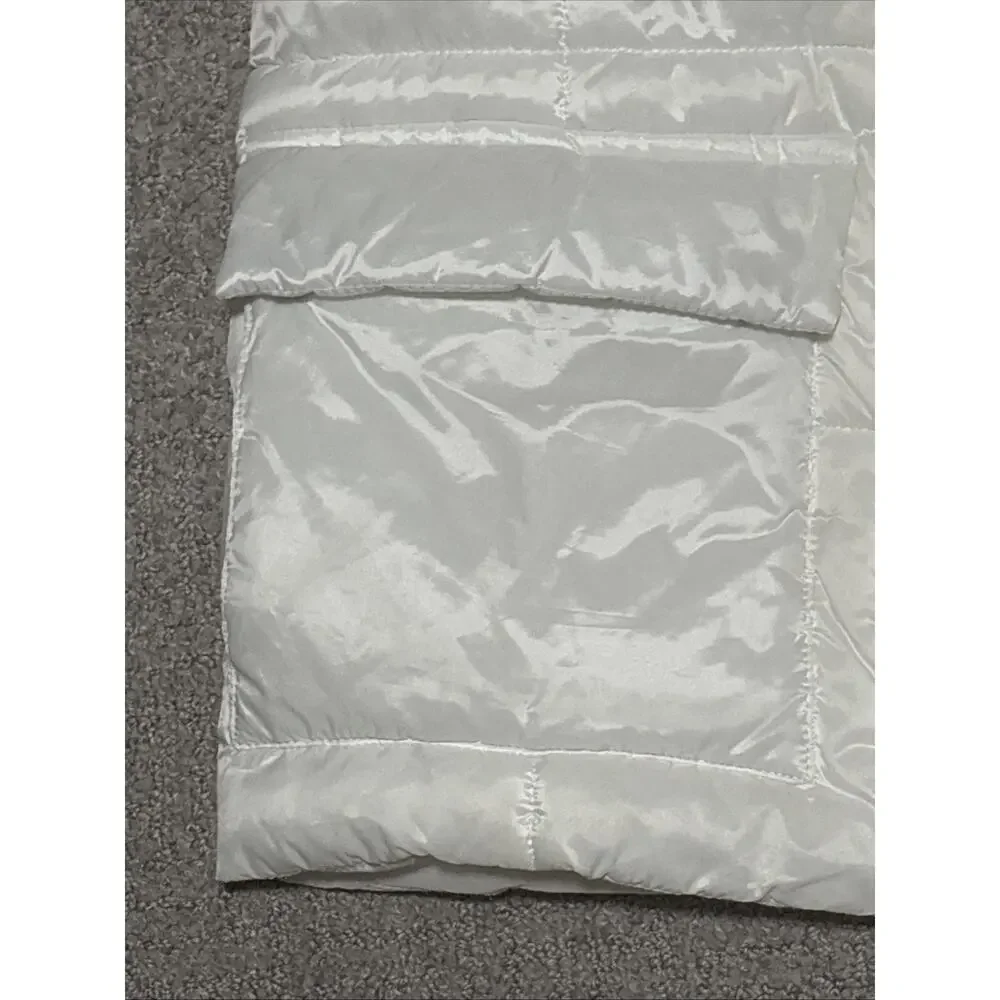 Levi’s Women's Sporty Box Quilted Puffer Vest in white Size XS See Photos